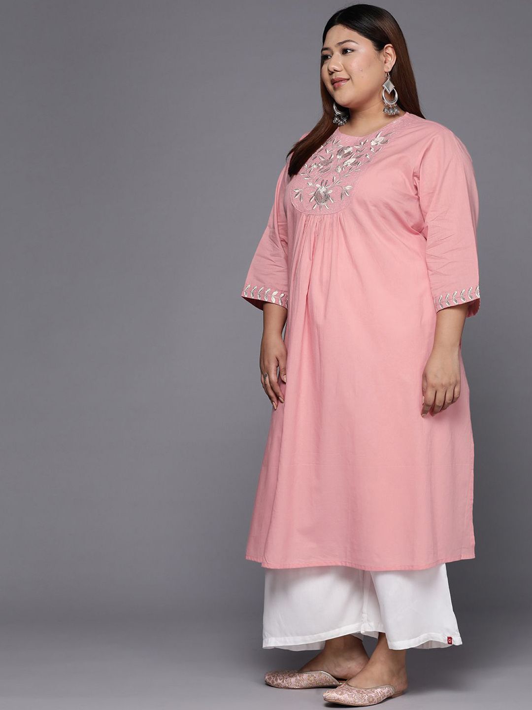 Sztori Plus Size Floral Embroidered Round Neck Cotton Straight Kurta