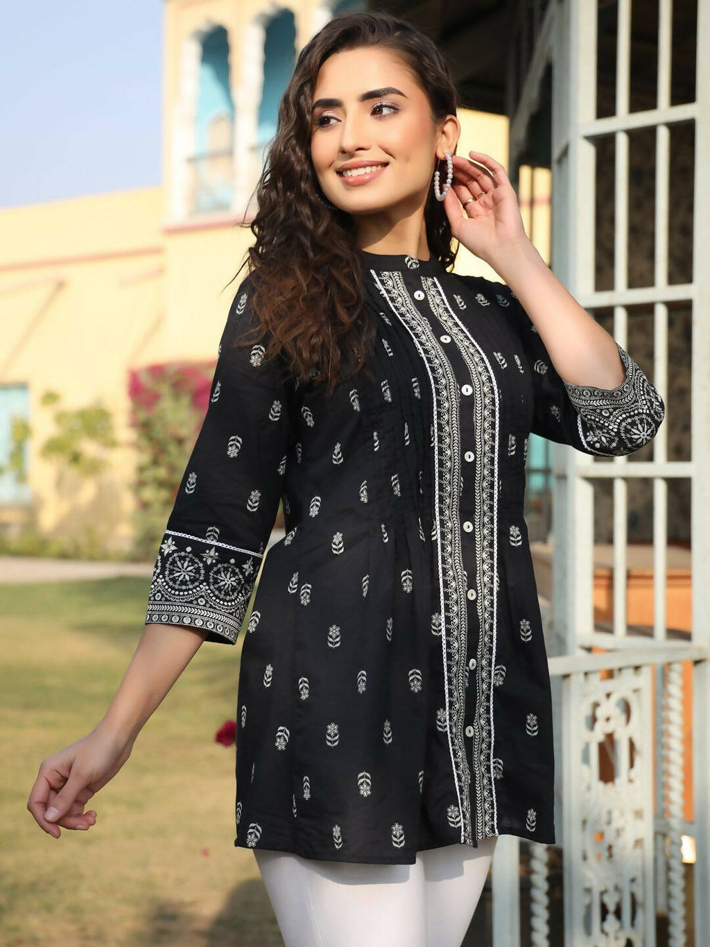 Juniper Women's Black Cambric Floral Printed Tunic