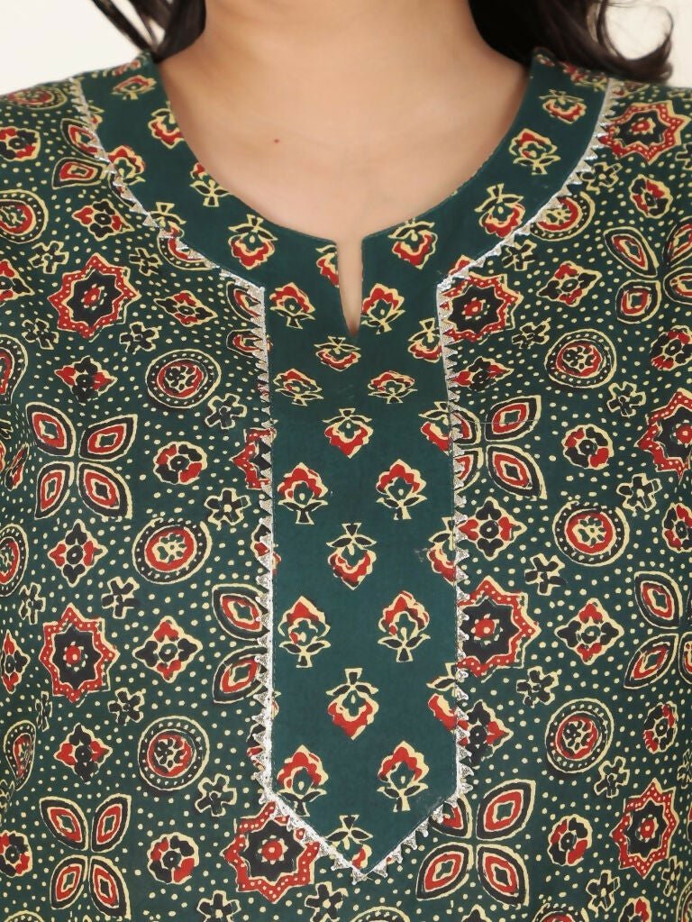 Aramya Green Soft Cotton Floral Print Straight Kurta Set for Women