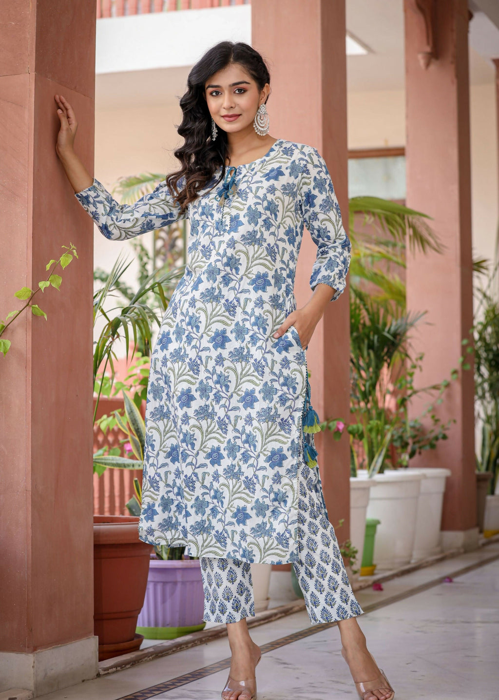 Kaajh Women's White Blue Floral Print Kurta Pant Set