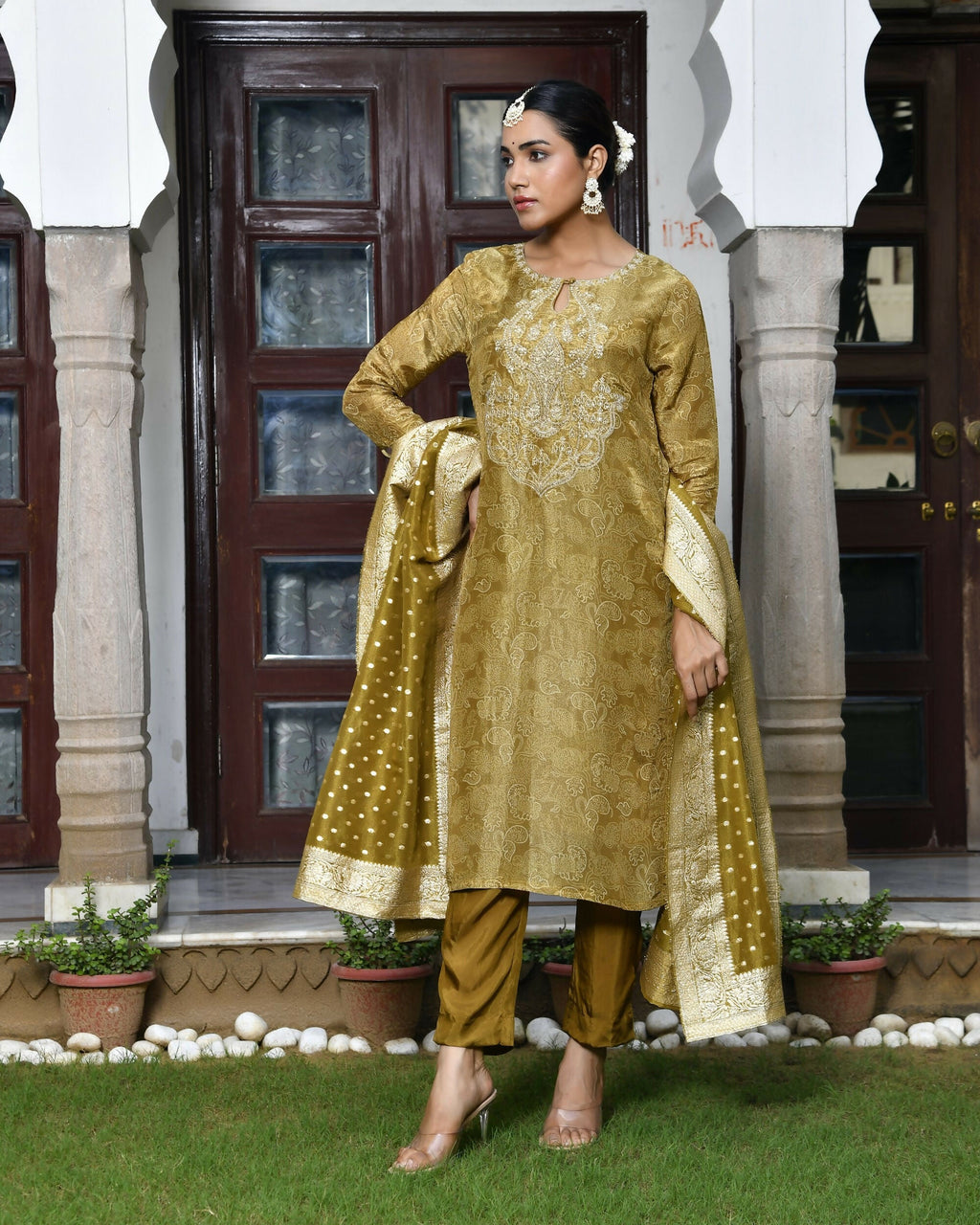 Vaasva Women's Digital Printed Tissue Suit Set With Solid Pant & Brocade Dupatta