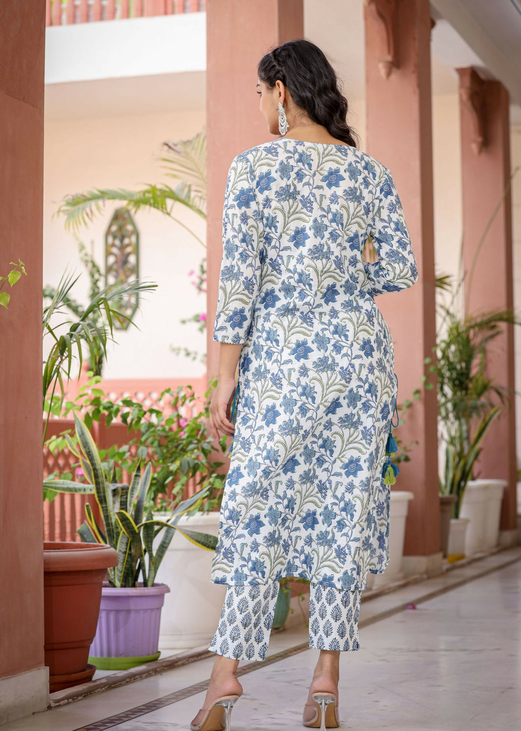 Kaajh Women's White Blue Floral Print Kurta Pant Set