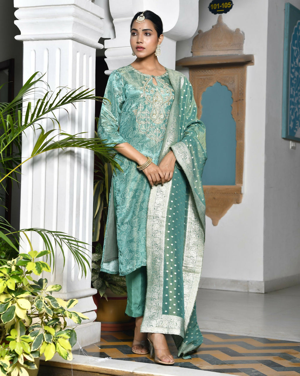 Vaasva Women's Digital Printed Tissue Suit Set With Solid Pant & Brocade Dupatta