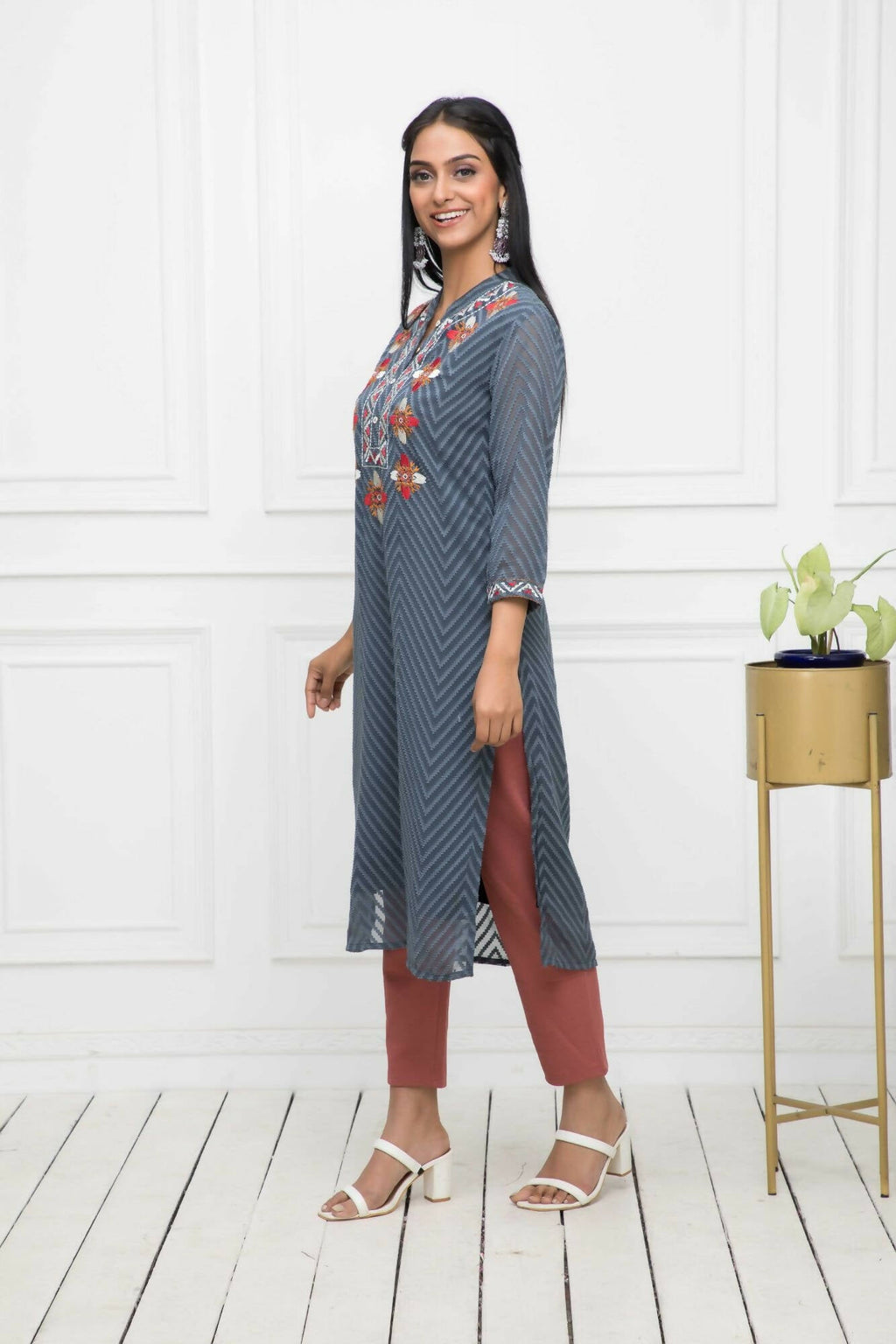 Myshka Women Solid Georgette Straight V-Neck Grey Kurtas