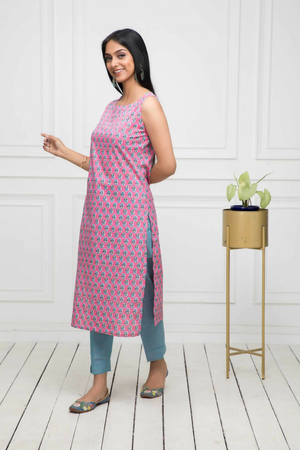 Myshka Women Pink Solid Cotton Straight Round Neck Kurtas