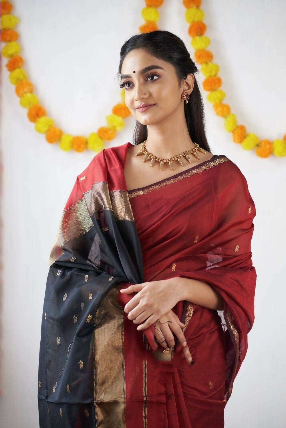 DEIANA'S Beautiful Designer Golden zari Soft Cotton Saree - Red