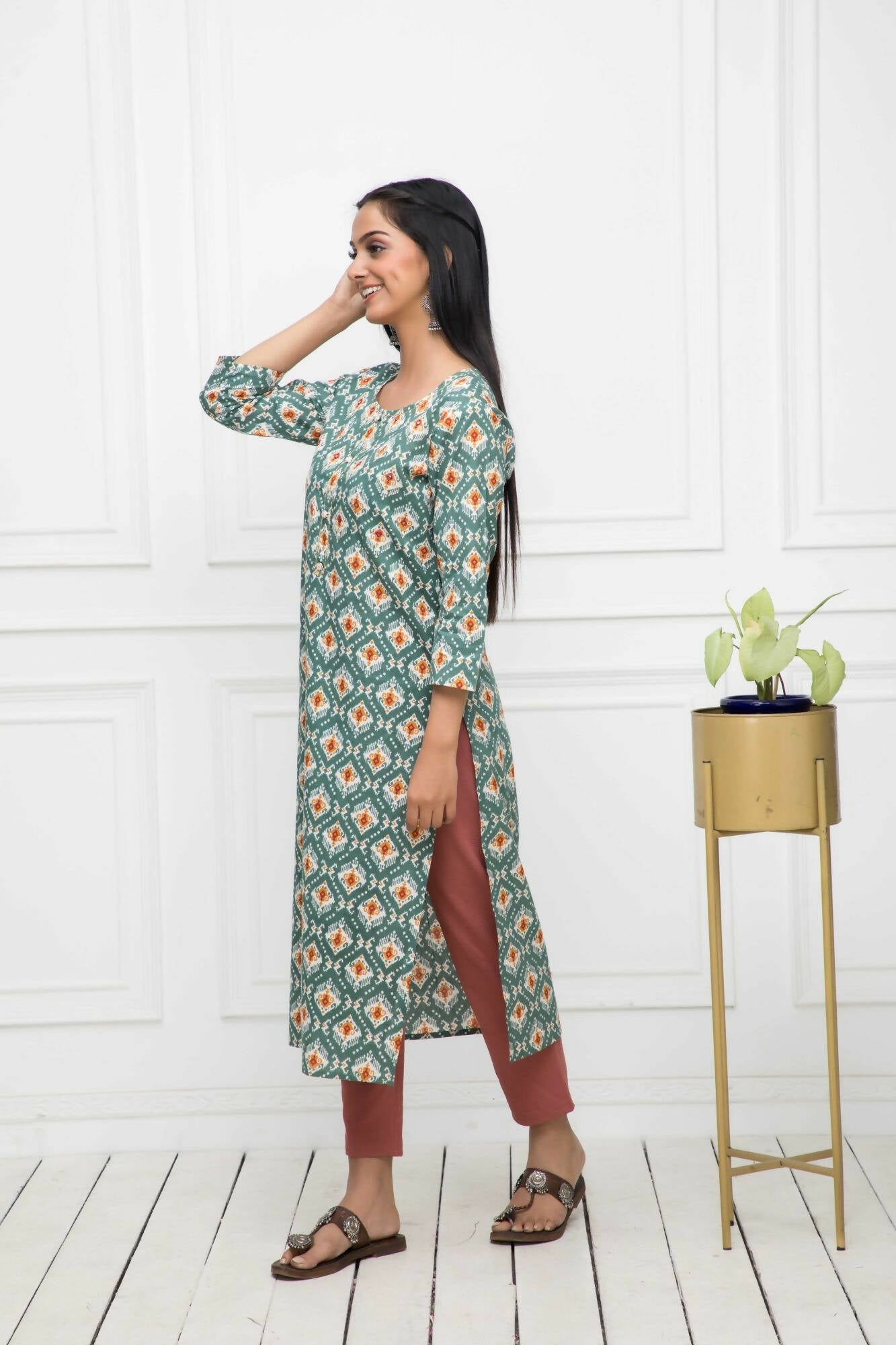 Myshka Multi Floral Cotton Straight Round Neck Women Kurtas