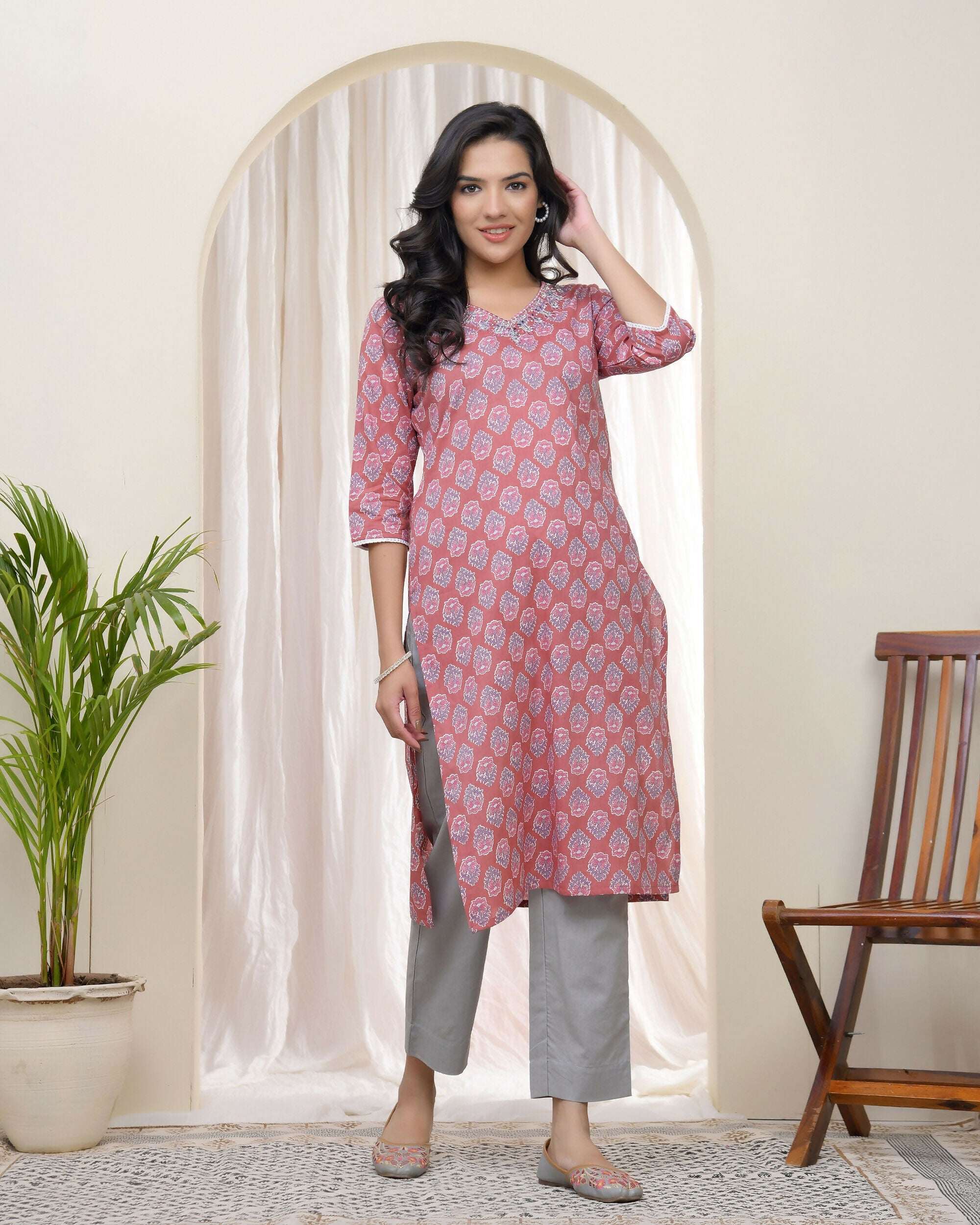 Vaasva Women Pink Cotton Printed Straight Kurti With Pant