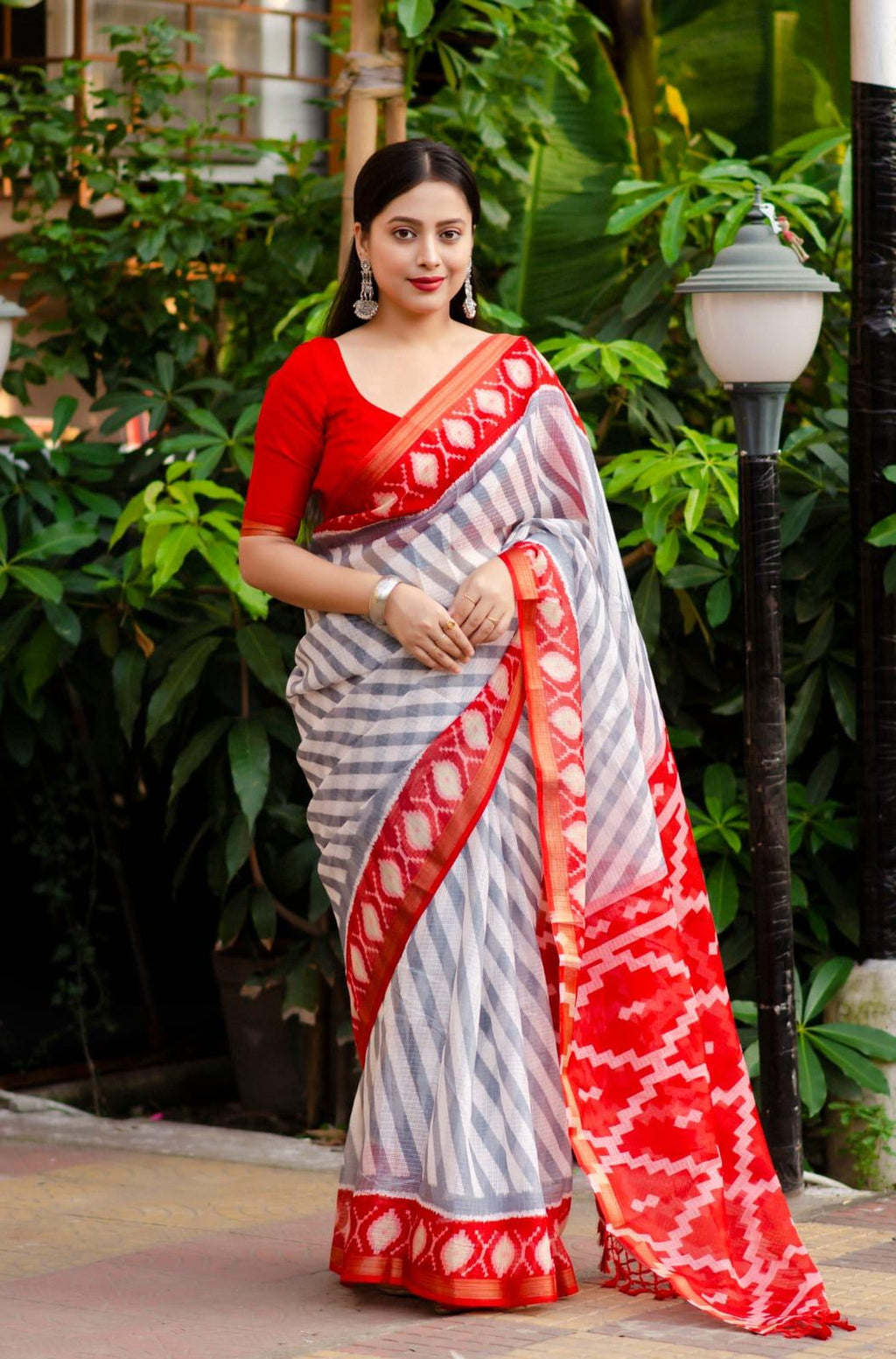 Grey Polycotton Ethnic Motifs Saree with Unstitched Blouse - Hiral Fashion