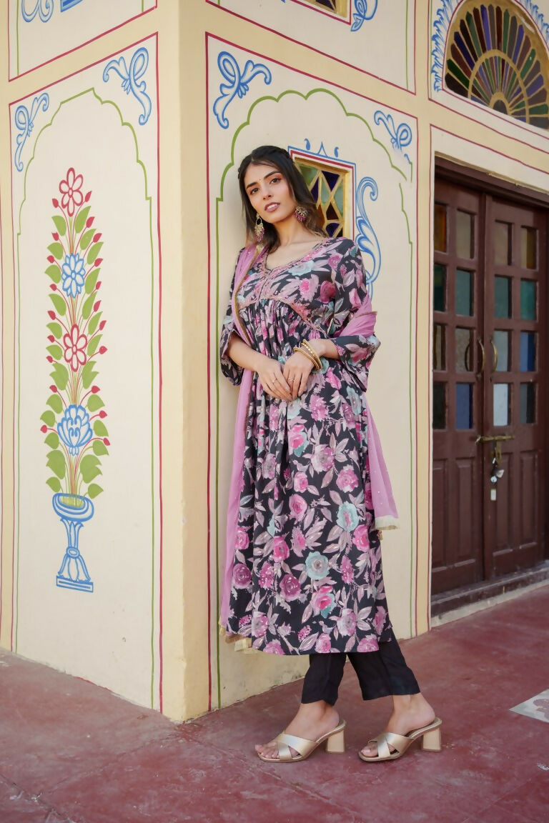 Vaasva Women Rani Muslin Embroidered Kurta, Pant & Dupatta Set