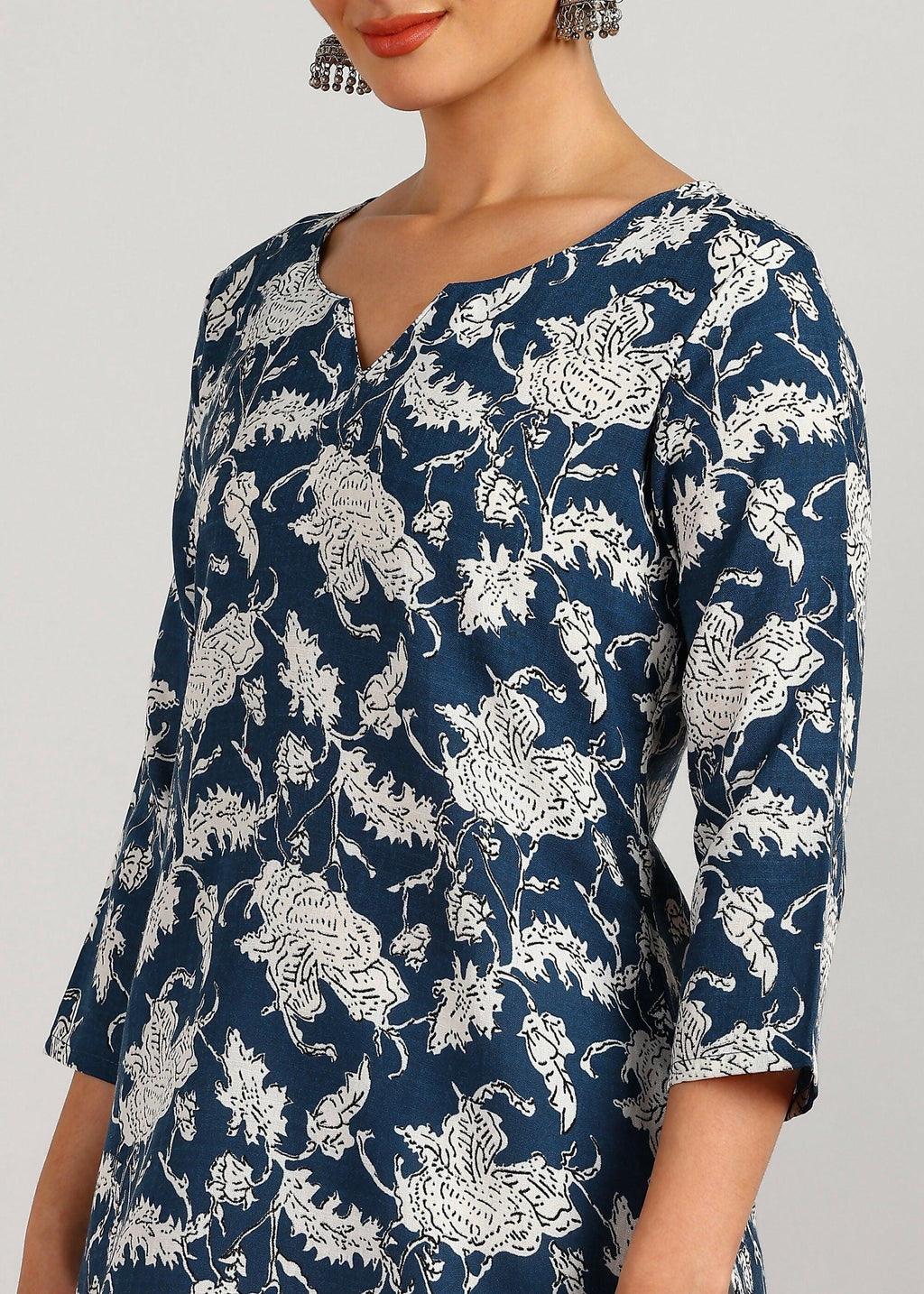 Aavyora Women's Navy Blue & White Floral Printed Tunic