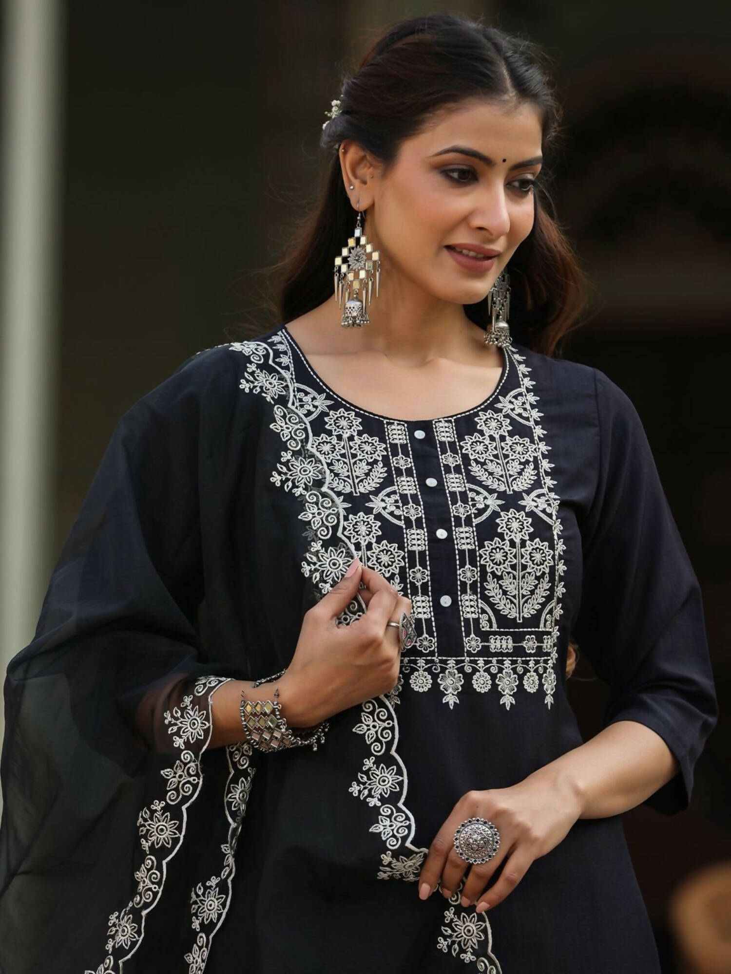 Juniper Women's Black Chinnon Solid Embroidered Kurta Set