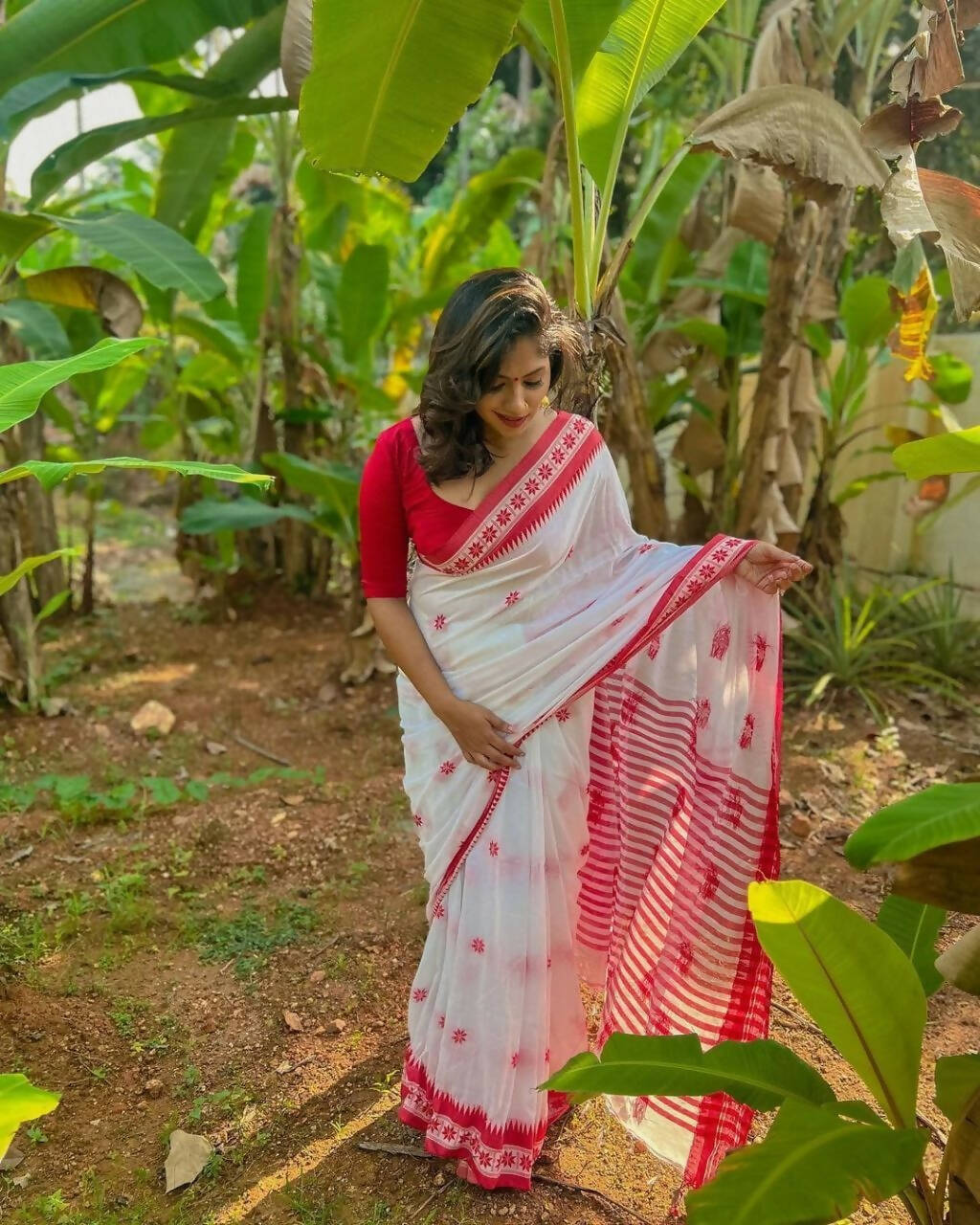 DEIANA'S Beautiful Designer Golden zari Soft Cotton Saree - White