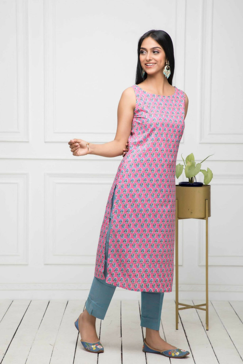 Myshka Women Pink Solid Cotton Straight Round Neck Kurtas