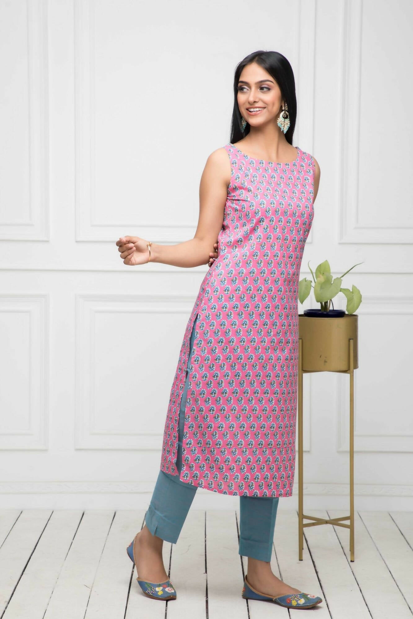 Myshka Women Pink Solid Cotton Straight Round Neck Kurtas