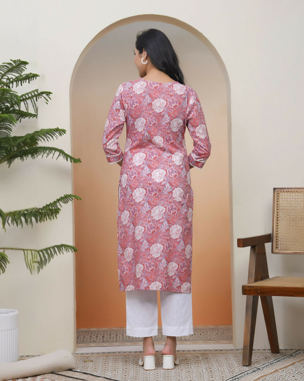 Vaasva Women Nude Pink Cotton Printed Straight Kurti With Pant