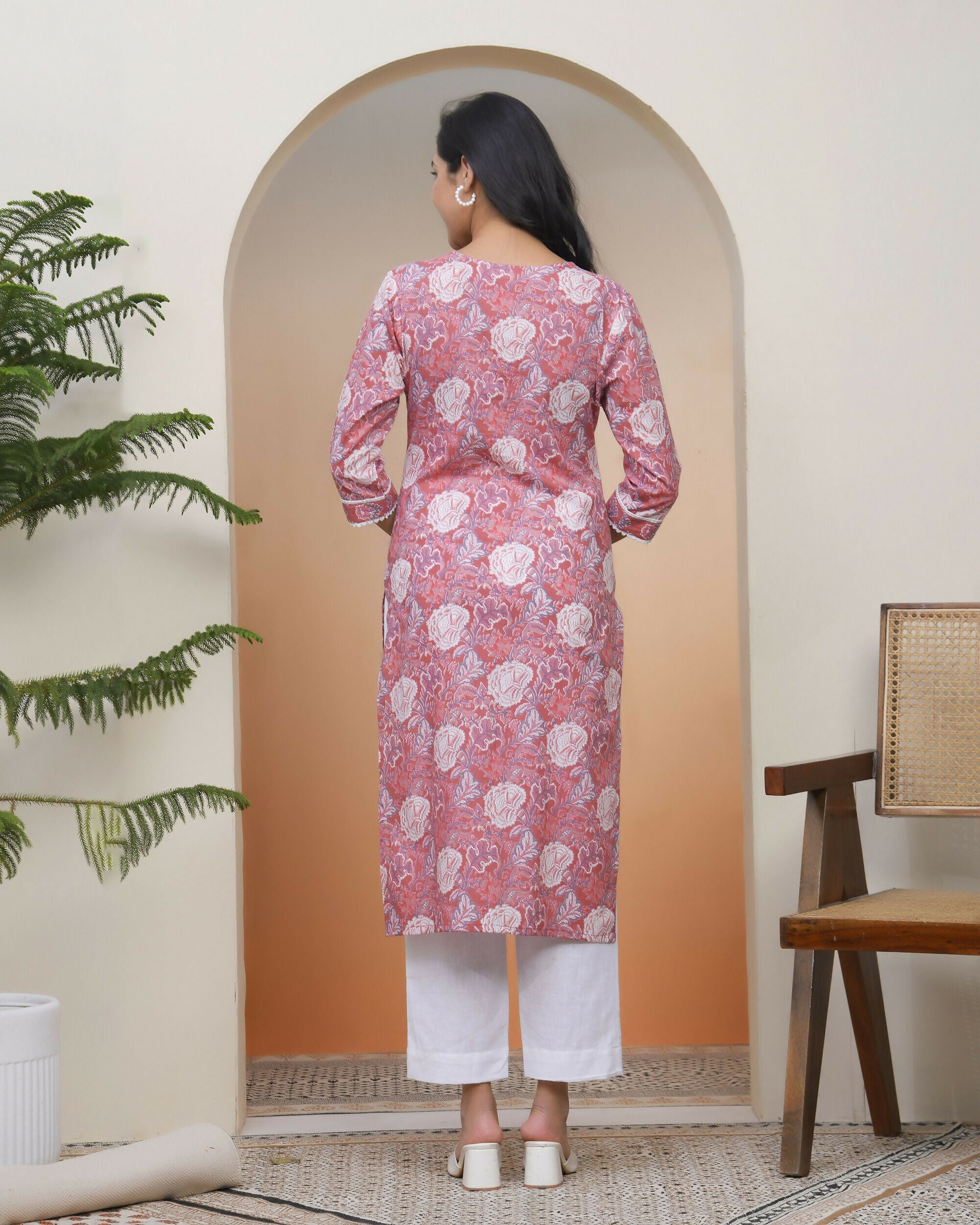 Vaasva Women Nude Pink Cotton Printed Straight Kurti With Pant