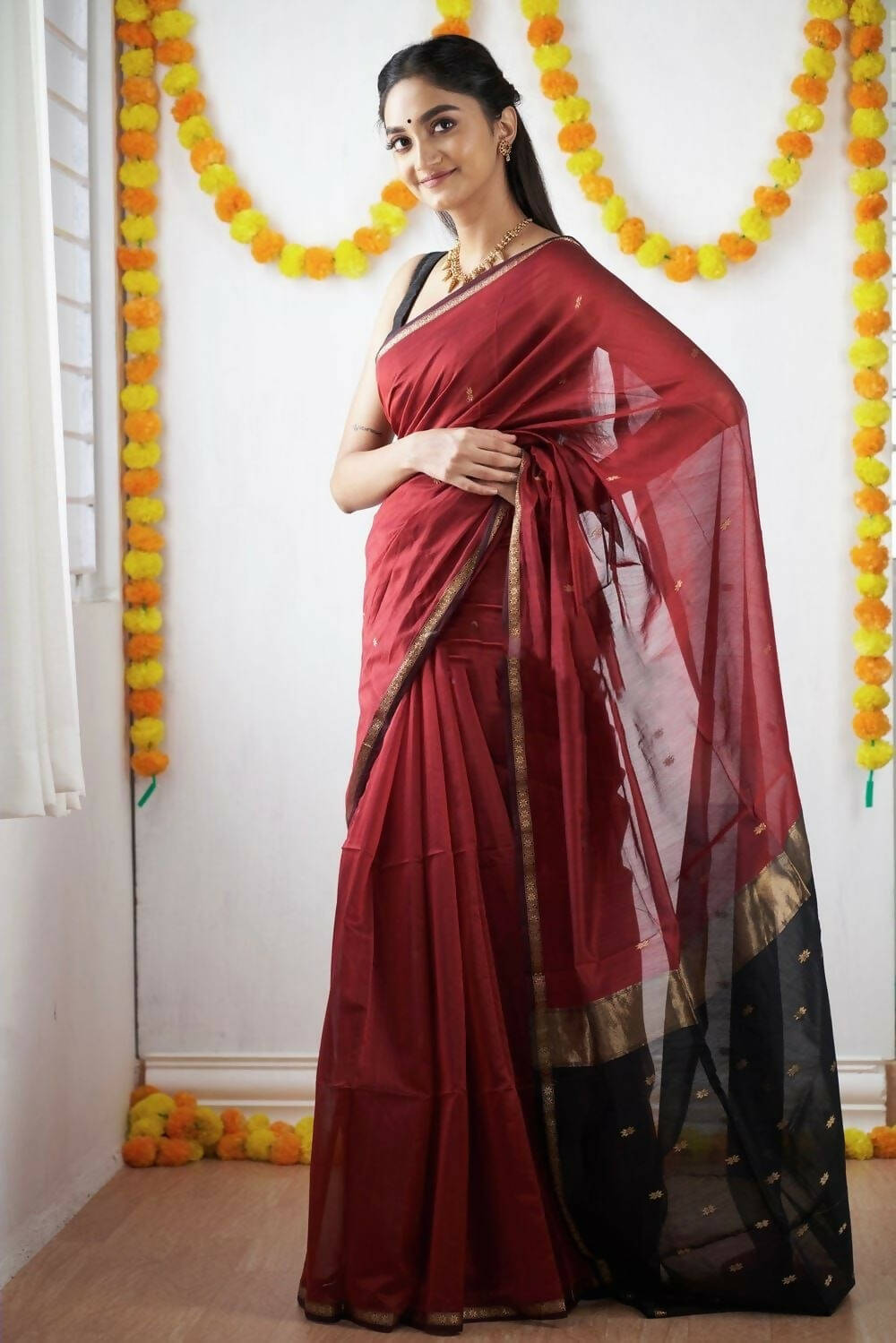 DEIANA'S Beautiful Designer Golden zari Soft Cotton Saree - Red