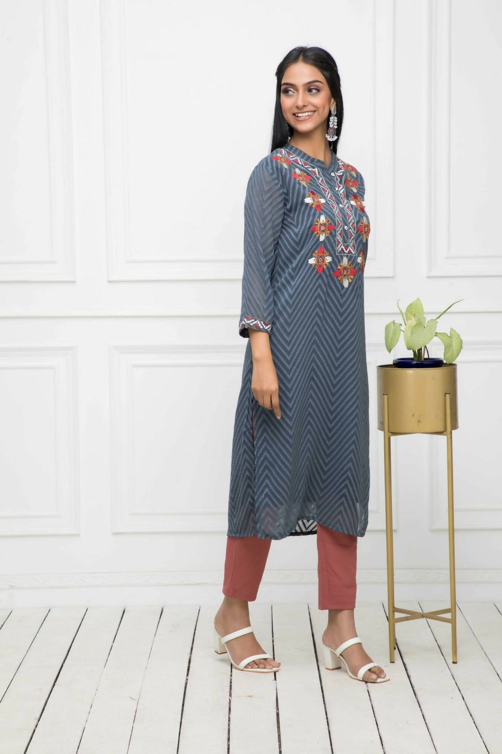 Myshka Women Solid Georgette Straight V-Neck Grey Kurtas