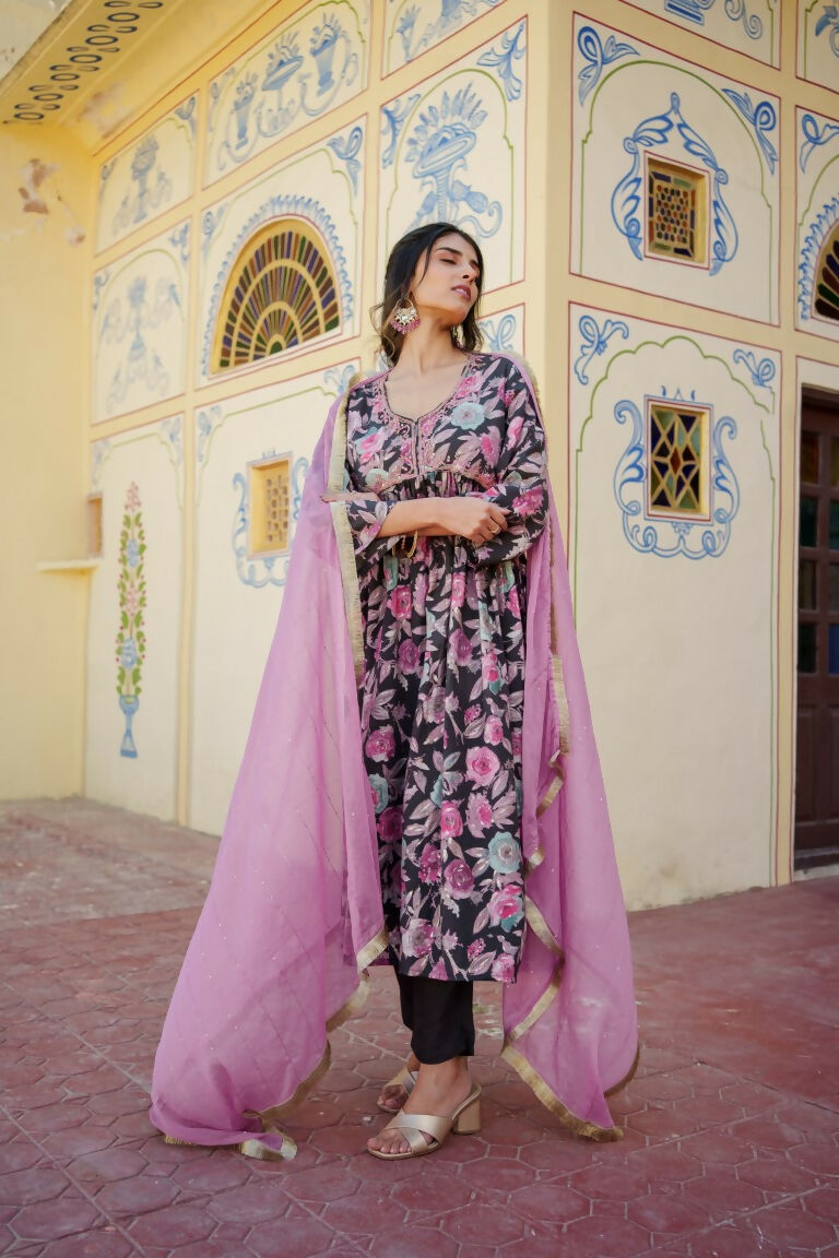 Vaasva Women Rani Muslin Embroidered Kurta, Pant & Dupatta Set