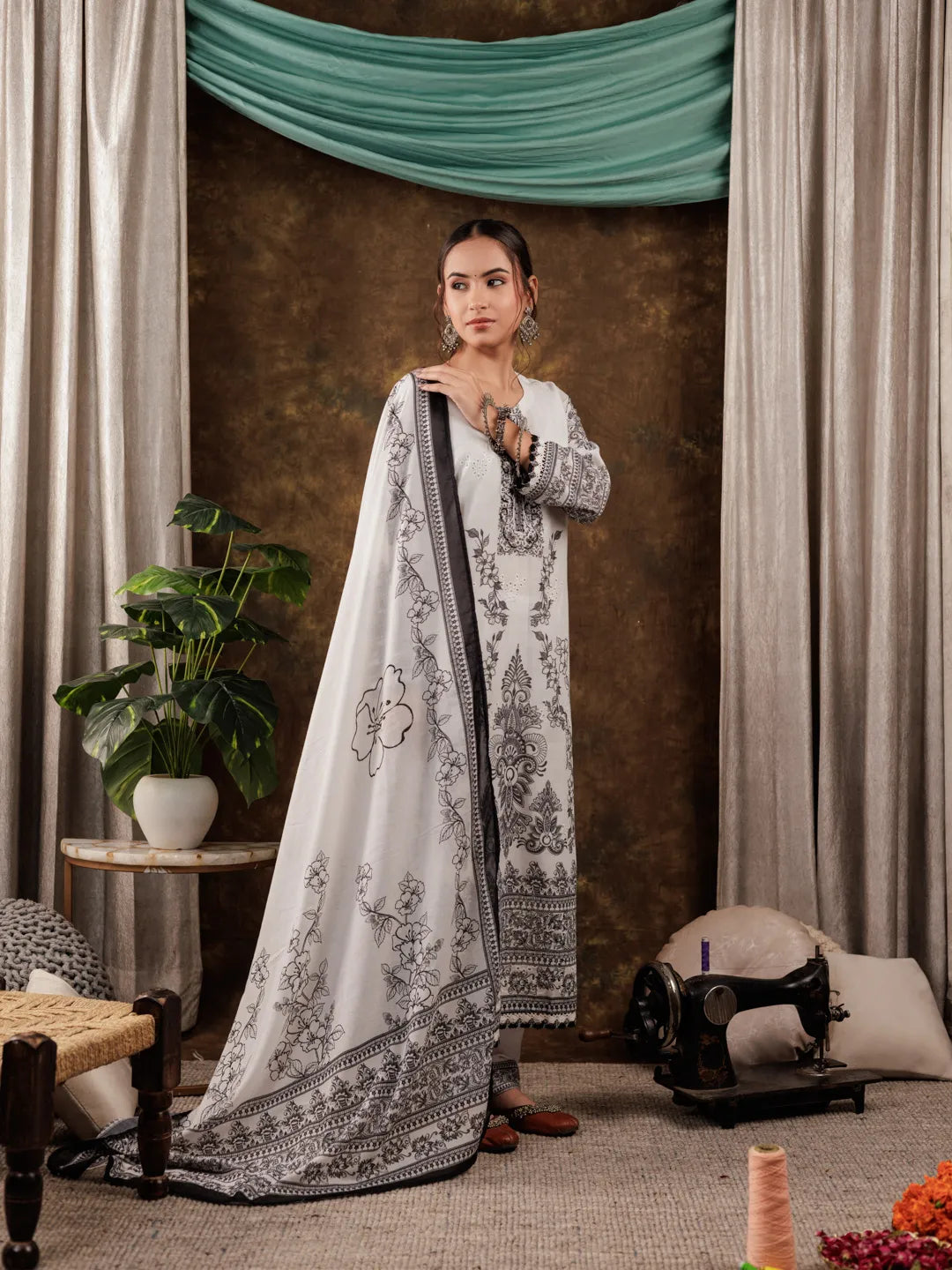 Yufta White Cotton Ethnic Motifs Straight Kurta Dupatta Pant Set
