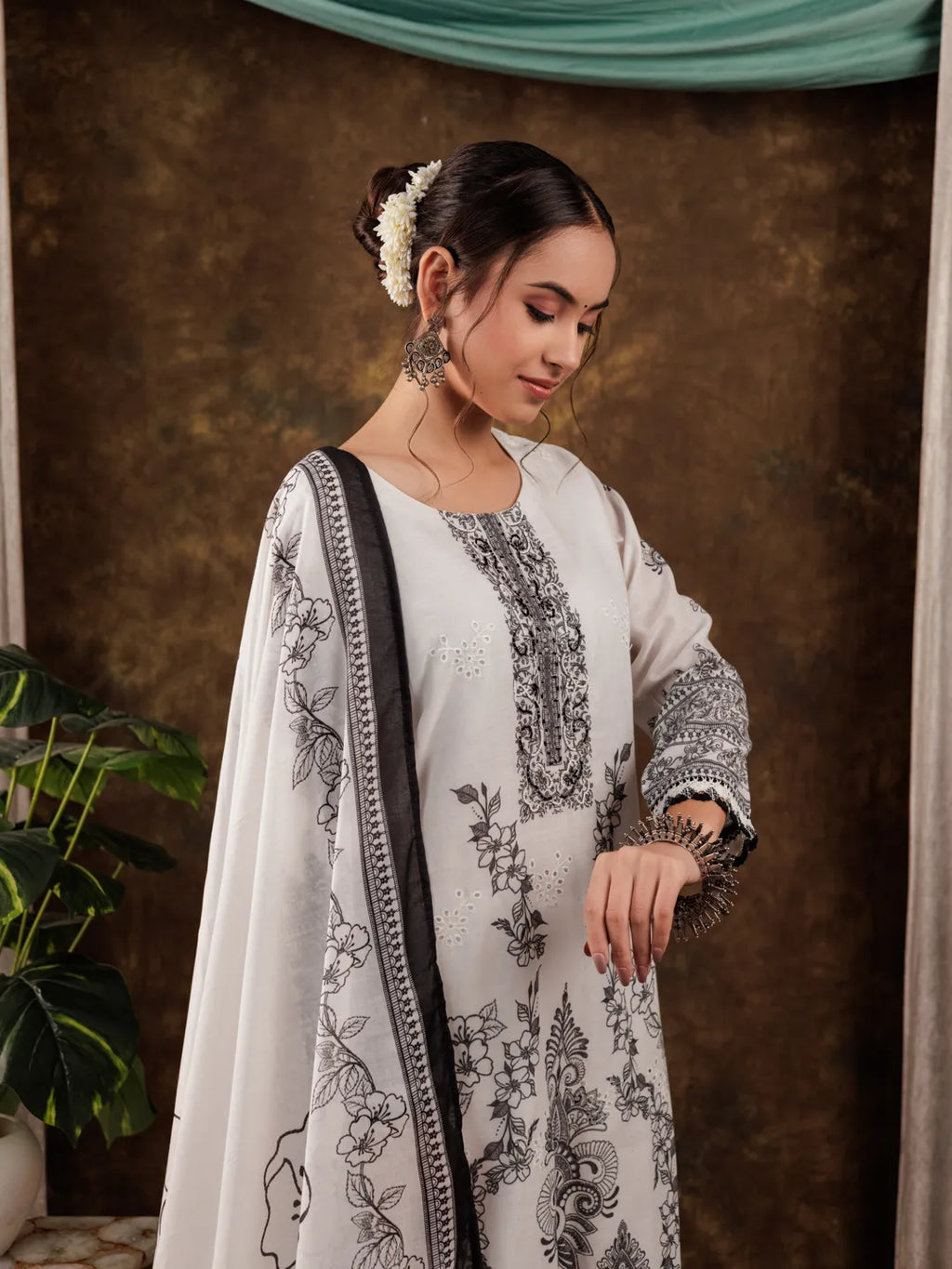 Yufta White Cotton Ethnic Motifs Straight Kurta Dupatta Pant Set