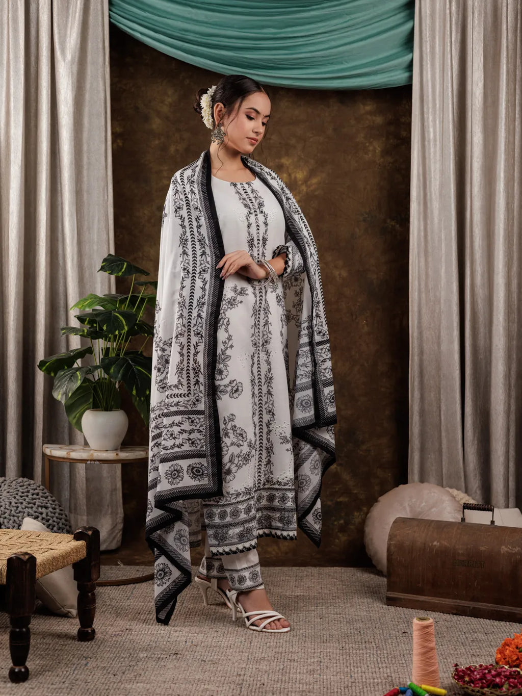 Yufta White Cotton Kurta Dupatta Pant Set