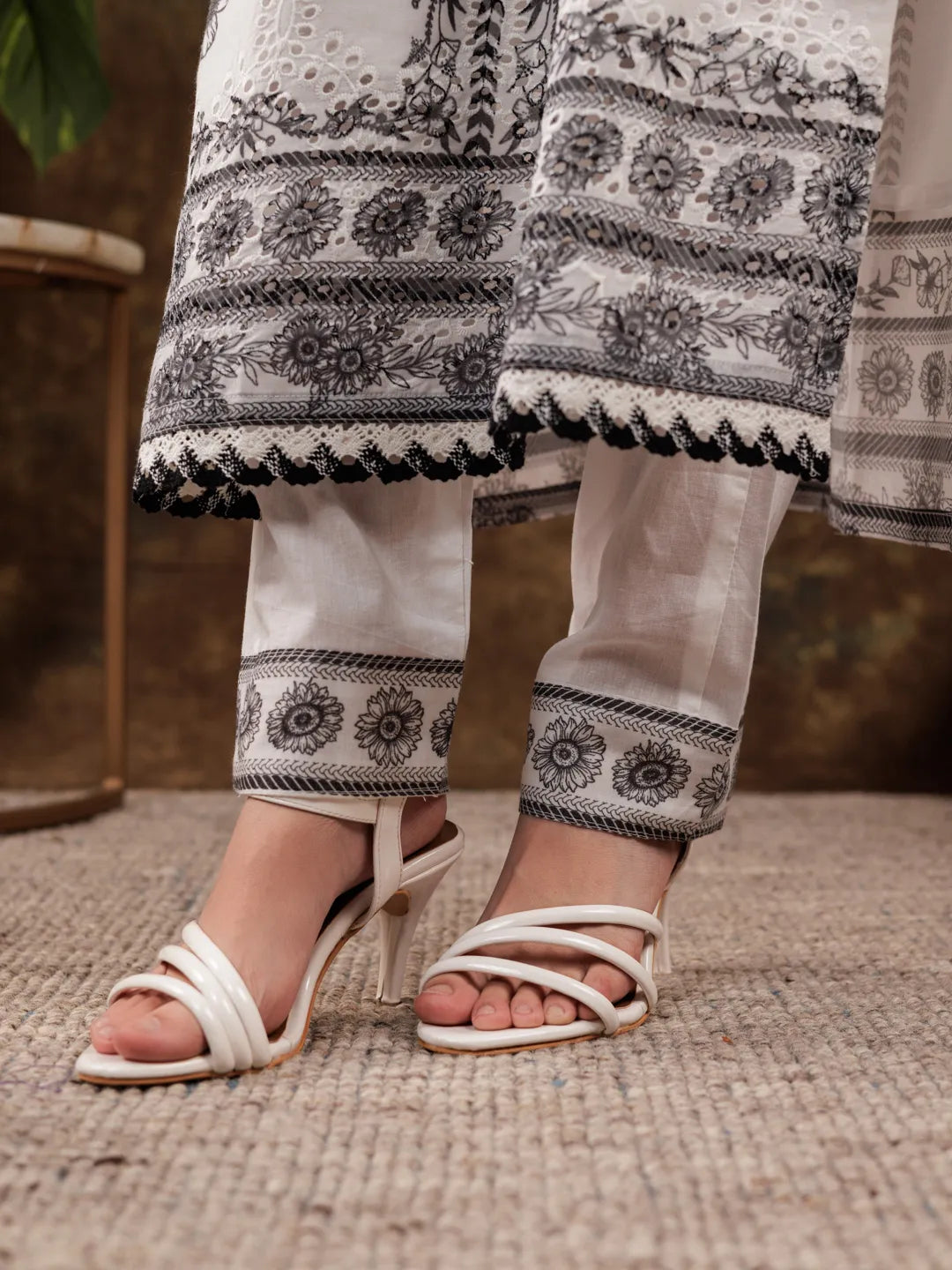 Yufta White Cotton Kurta Dupatta Pant Set