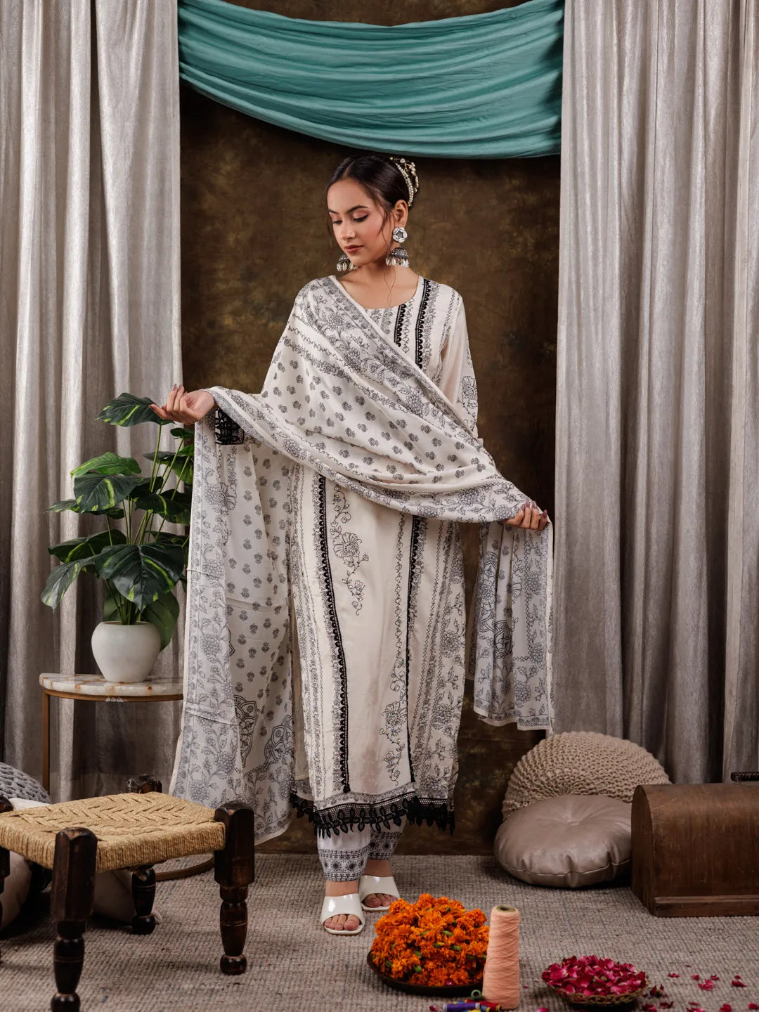 Yufta White Hand_Embroidery Silk Straight Kurta And Trouser With Dupatta Set