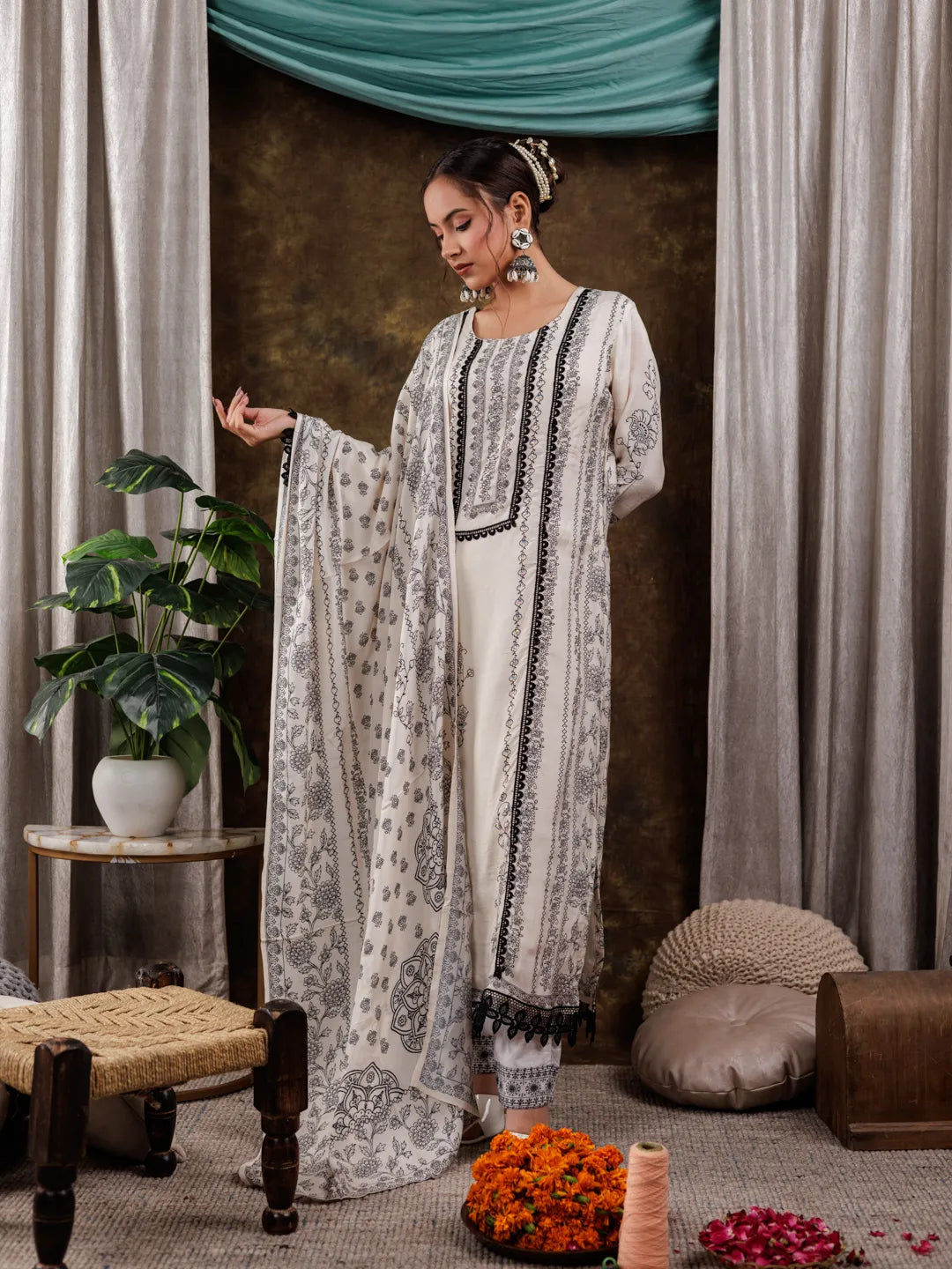 Yufta White Hand_Embroidery Silk Straight Kurta And Trouser With Dupatta Set
