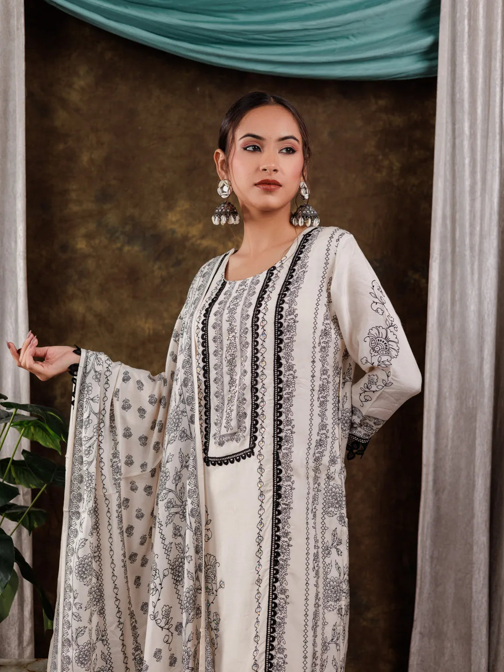 Yufta White Hand_Embroidery Silk Straight Kurta And Trouser With Dupatta Set