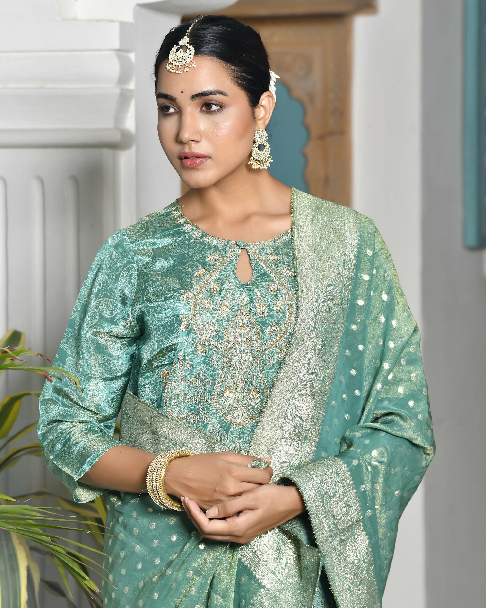 Vaasva Women's Digital Printed Tissue Suit Set With Solid Pant & Brocade Dupatta