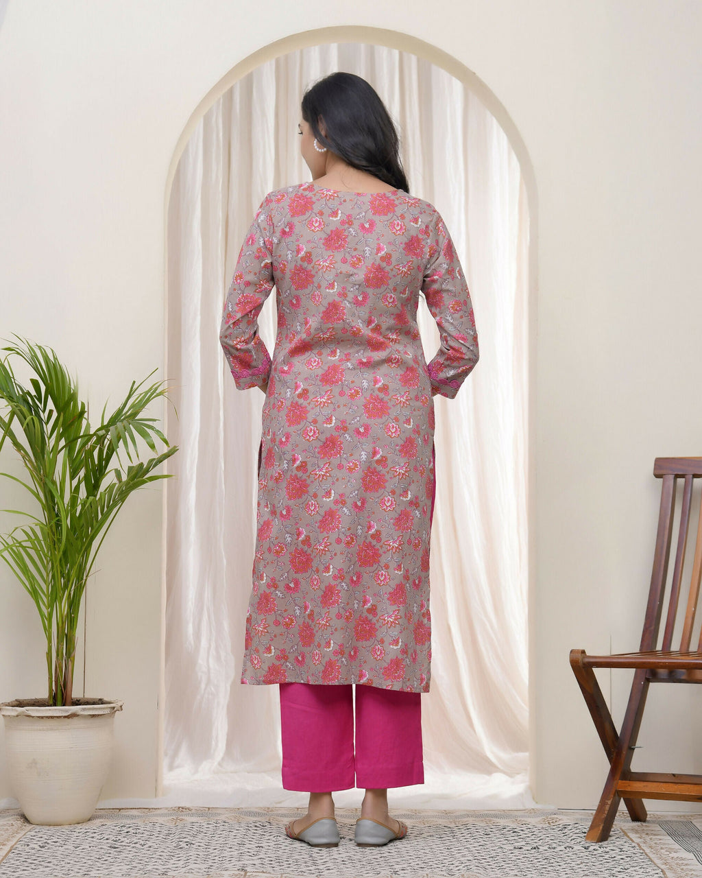 Vaasva Women Charcoal Cotton Printed Straight Kurti With Pant