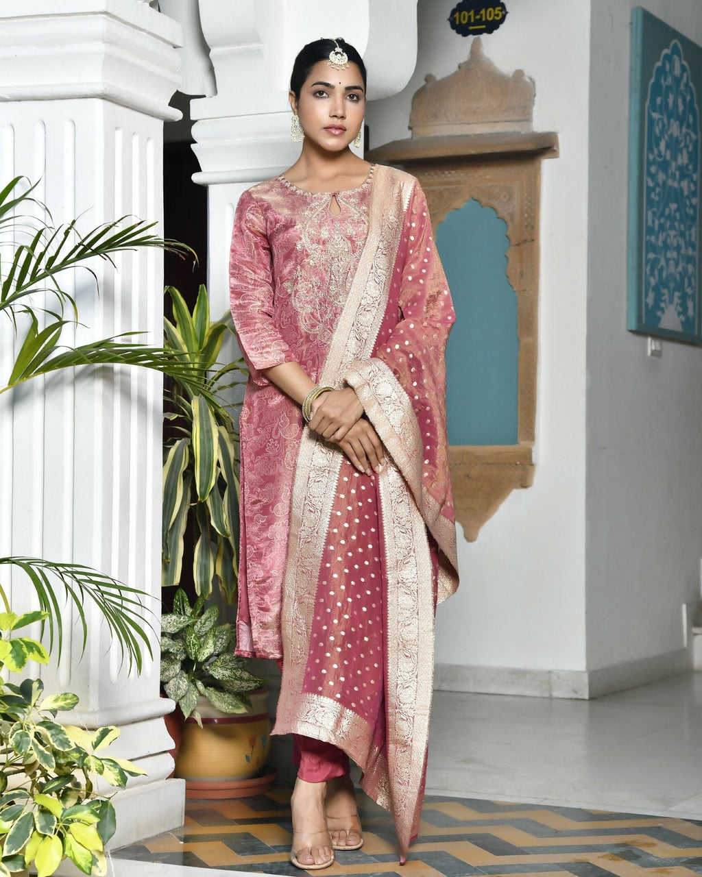 Vaasva Women's Digital Printed Tissue Suit Set With Solid Pant & Brocade Dupatta