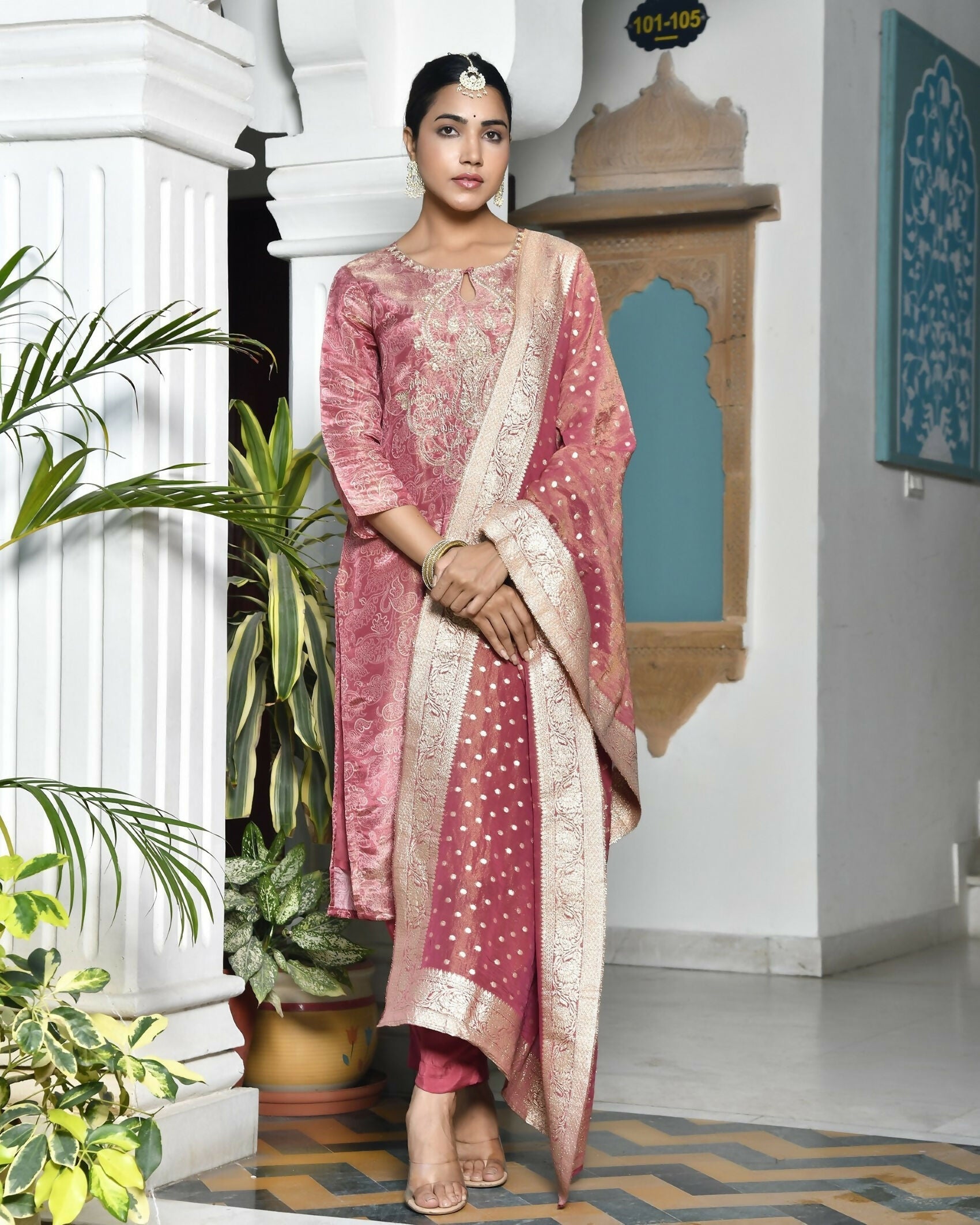 Vaasva Women's Digital Printed Tissue Suit Set With Solid Pant & Brocade Dupatta