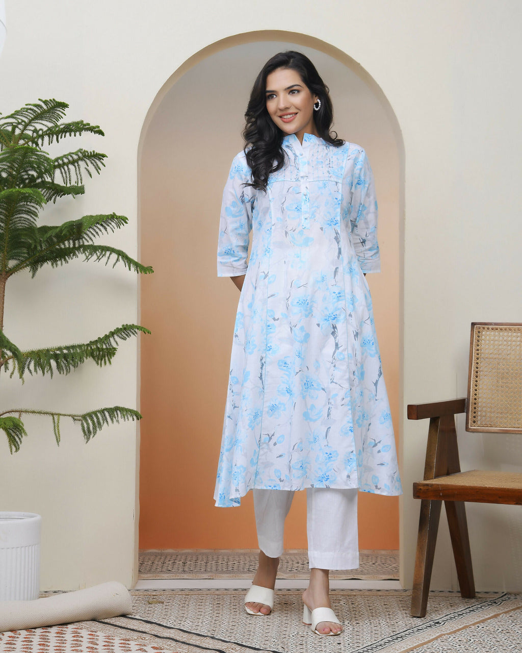 Vaasva Women White Floral Cotton Printed Flare Kurti With Pant