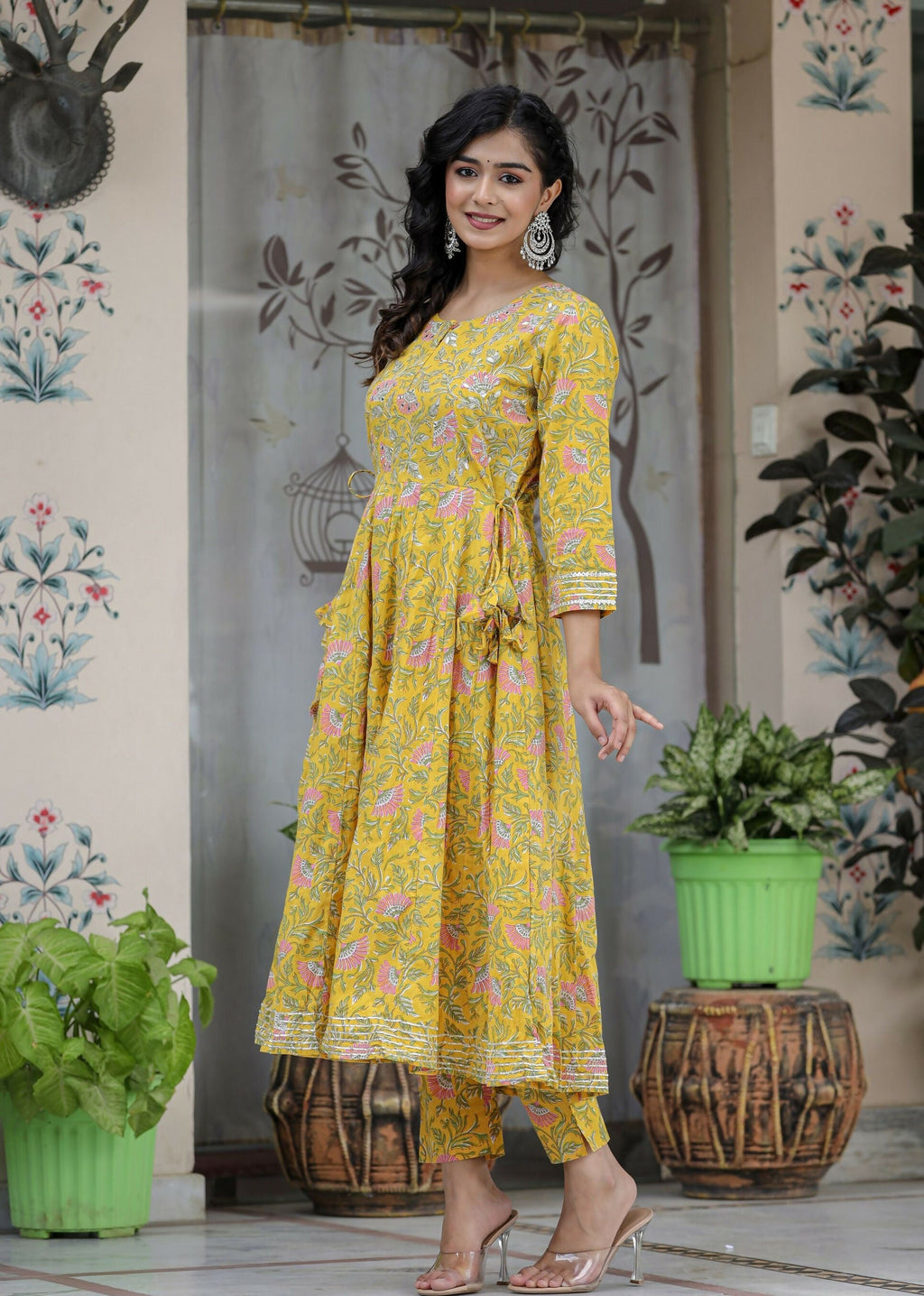 Kaajh Women's Yellow Floral Print Cotton Kurta Pant Set